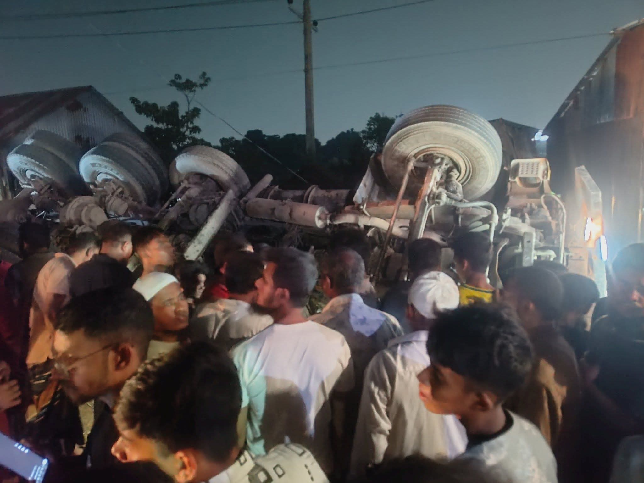 বন্দরে নিয়ন্ত্রণ হারিয়ে দোকানের উপরে পণ্য বোঝা ট্রাক উল্টে গিয়ে হতাহত ০৫ জন